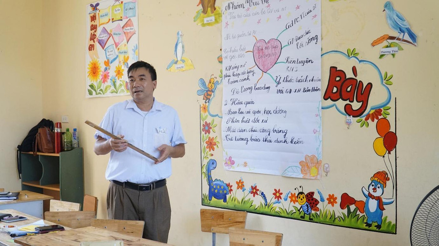 Thầy Đoàn Văn Chữ - Hiệu trưởng trường Tiểu học Bản Lầu. Thầy Đoàn Văn Chữ - Hiệu trưởng trường Tiểu học Bản Lầu.