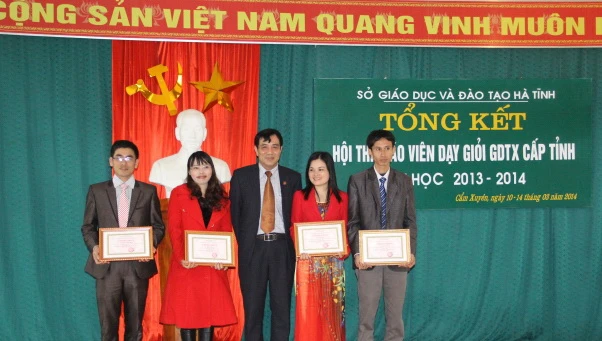 Phó Giám đốc Sở GD&DT Nguyễn Xuân Trường trao bằng khen cho các giáo viên đạt giải nhất tại hội thi.