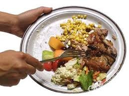 Nhà hàng “siêu dị”, dùng thức ăn thừa phục vụ khách