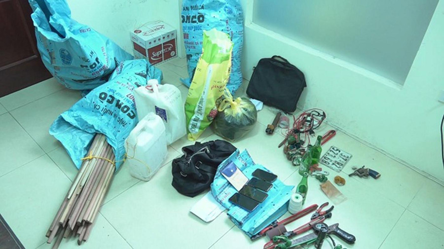 Các công cụ dùng để trộm chó và sẵn sàng chống trả lực lượng chức năng. Các công cụ dùng để trộm chó và sẵn sàng chống trả lực lượng chức năng.