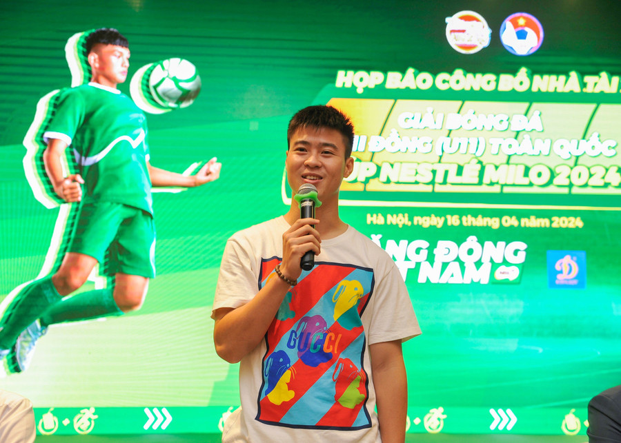 Tuyển thủ Đỗ Duy Mạnh giao lưu, trả lời câu hỏi của các cầu thủ nhí. Tuyển thủ Đỗ Duy Mạnh giao lưu, trả lời câu hỏi của các cầu thủ nhí.