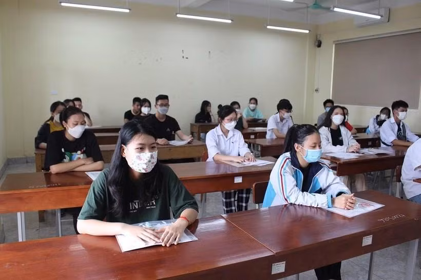 Thí sinh được phổ biến quy chế thi; được nhắc nhở không mang điện thoại và những vật dụng không được phép vào phòng thi.