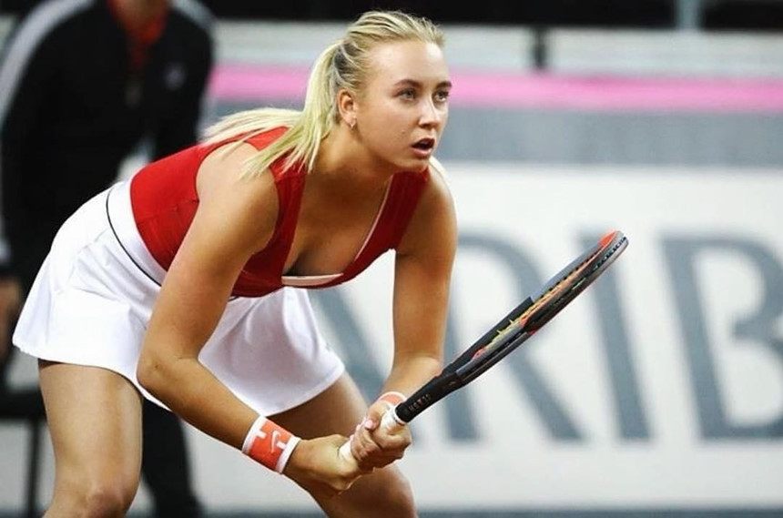 "Bóng hồng" nước Nga, trong lần đầu tham dự giải Grand Slam trên mặt sân đất nện, đã vượt qua tay vợt 31 tuổi người Đức với tỷ số 6-4 và 6-2. "Bóng hồng" nước Nga, trong lần đầu tham dự giải Grand Slam trên mặt sân đất nện, đã vượt qua tay vợt 31 tuổi người Đức với tỷ số 6-4 và 6-2.