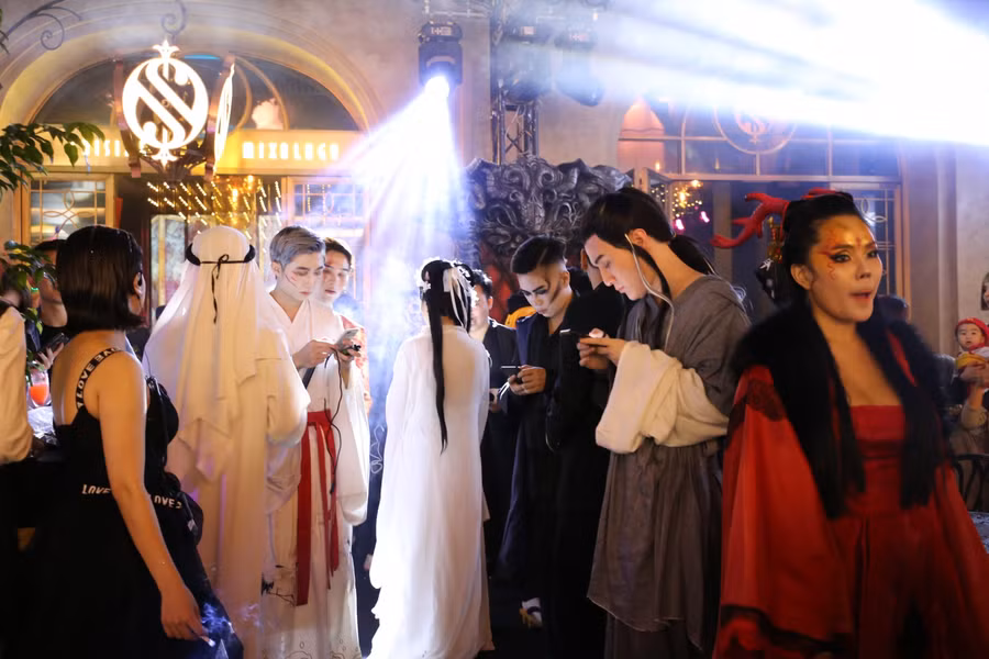 Nhiều bạn trẻ hào hứng hóa trang ma quỷ, ác nhân… tham gia Lễ Halloween ở Phố đi bộ quanh Hồ Gươm.