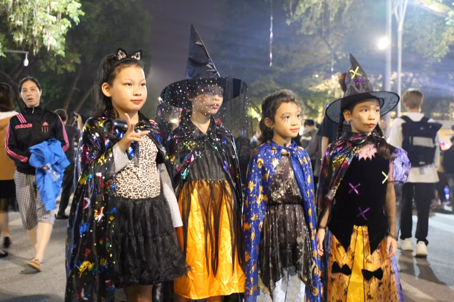 Các em thiếu nhi cũng “biến” thành các hoàng tử điển trai, công chúa xinh xắn hòa vào không khí lễ hội.