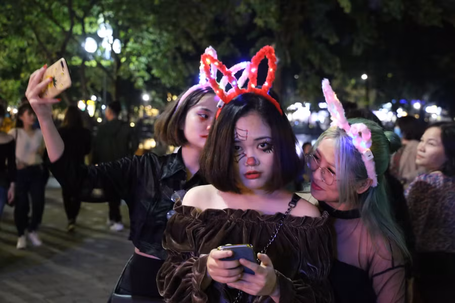 Halloween cũng là dịp để mọi người dân, du khách thỏa sức sáng tạo, đóng giả thành bất cứ nhân vật nào mình thích.