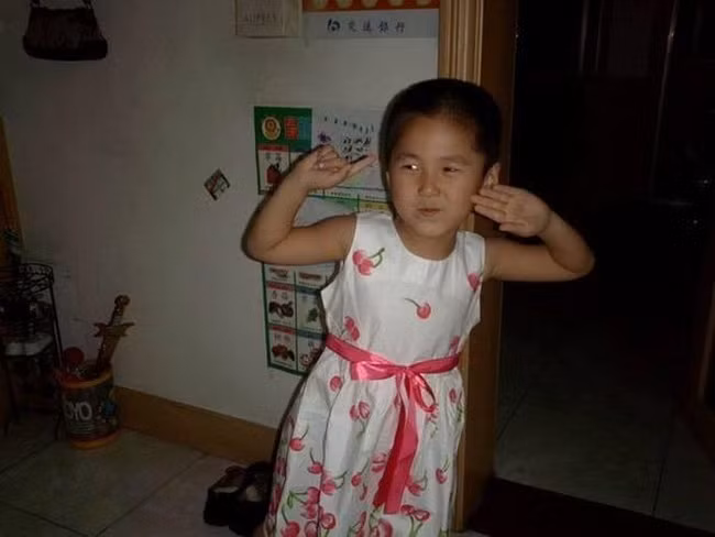 Cậu bé 7 tuổi thường xuyên mặc váy của em gái, khi kiểm tra bác sĩ phát hiện cậu bé bị tâm thần. 