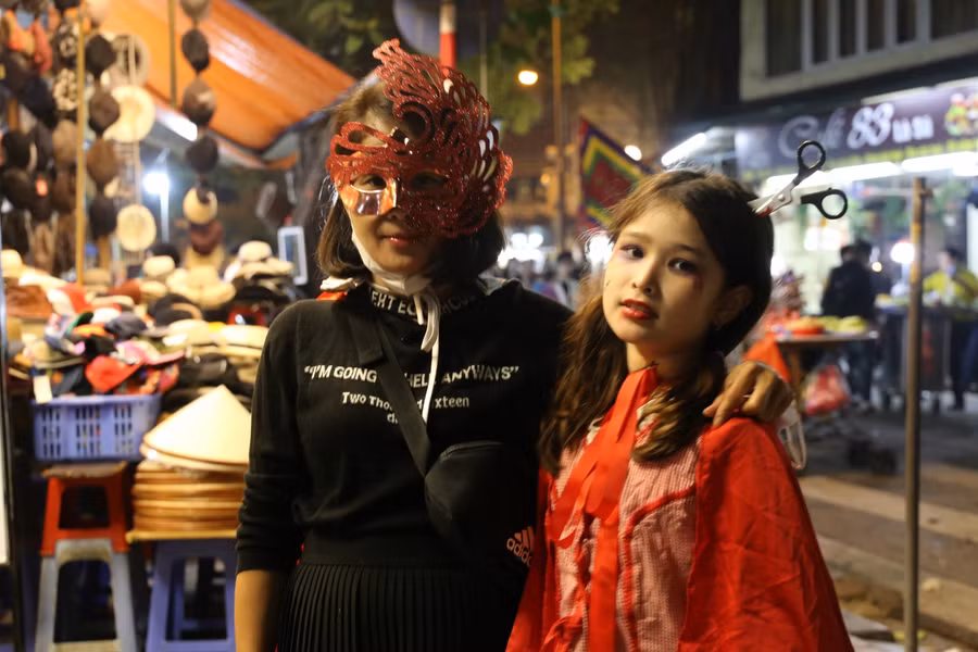 Du khách nước ngoài hào hứng hòa mình trong không khí lễ Halloween tại Hà Nội.