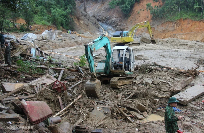 Lực lượng chức năng đã tìm kiếm trên diện tích rộng khoảng một ha, toàn bộ hiện trường đã đào xới nhưng không tìm thấy nạn nhân. Ảnh: Đắc Thành. 