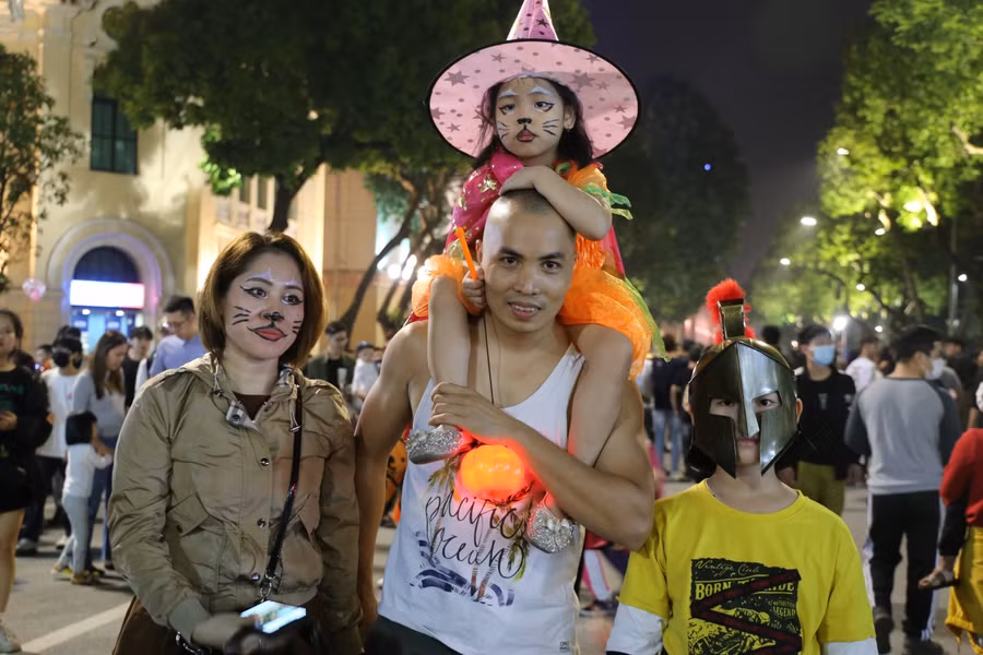 Vì là ngày cuối tuần nên lượng khách đổ tới phố đi bộ đông hơn mọi khi.