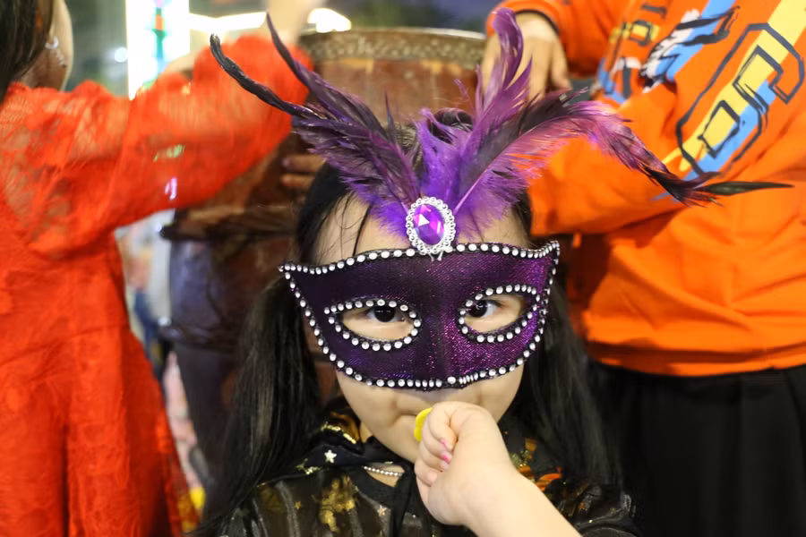 Cô bé thích thú được bố mẹ cho đi chơi vào dịp lễ này.