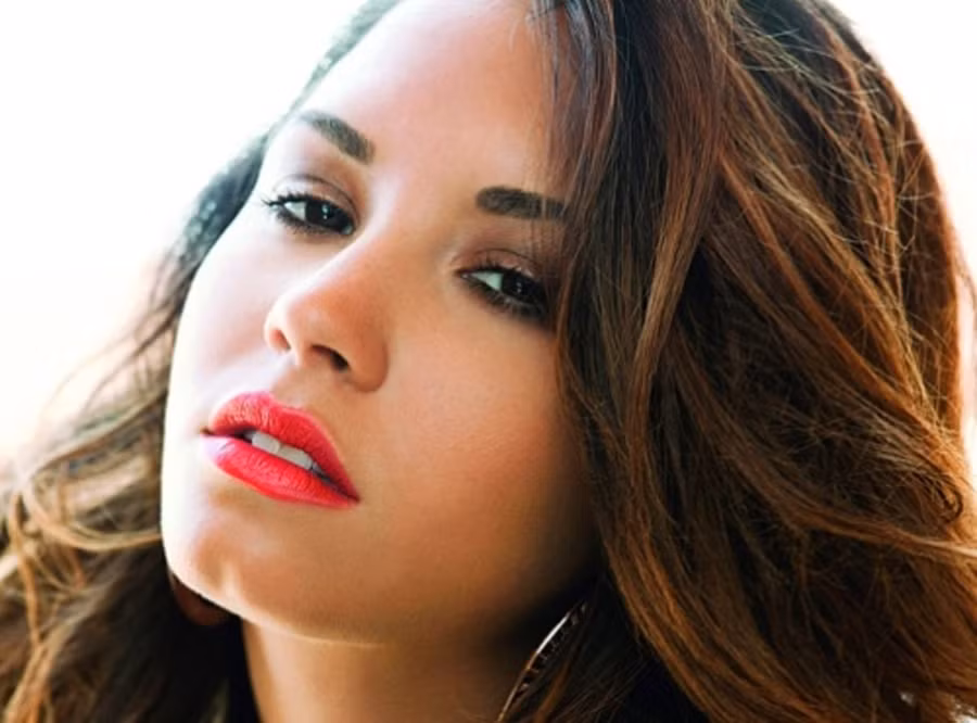 Cằm chẻ là cằm có vết lõm ở giữa. Đây là những người thích được chú ý, có tài ăn nói hùng biện.