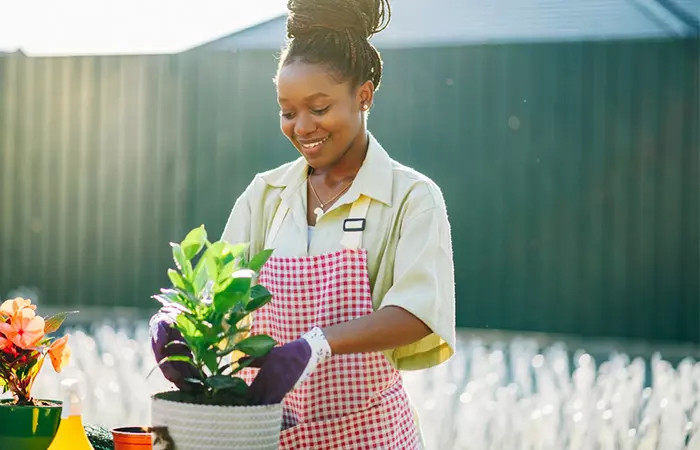 Khi rửa bát hoặc làm vườn, hãy đảm bảo rằng bạn đang đeo găng tay cao su để bảo vệ tay. (Ảnh: ITN). Khi rửa bát hoặc làm vườn, hãy đảm bảo rằng bạn đang đeo găng tay cao su để bảo vệ tay. (Ảnh: ITN).