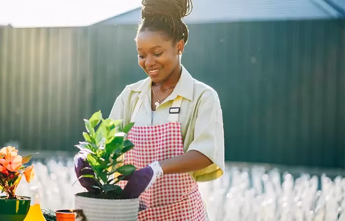 Khi rửa bát hoặc làm vườn, hãy đảm bảo rằng bạn đang đeo găng tay cao su để bảo vệ tay. (Ảnh: ITN). Khi rửa bát hoặc làm vườn, hãy đảm bảo rằng bạn đang đeo găng tay cao su để bảo vệ tay. (Ảnh: ITN).