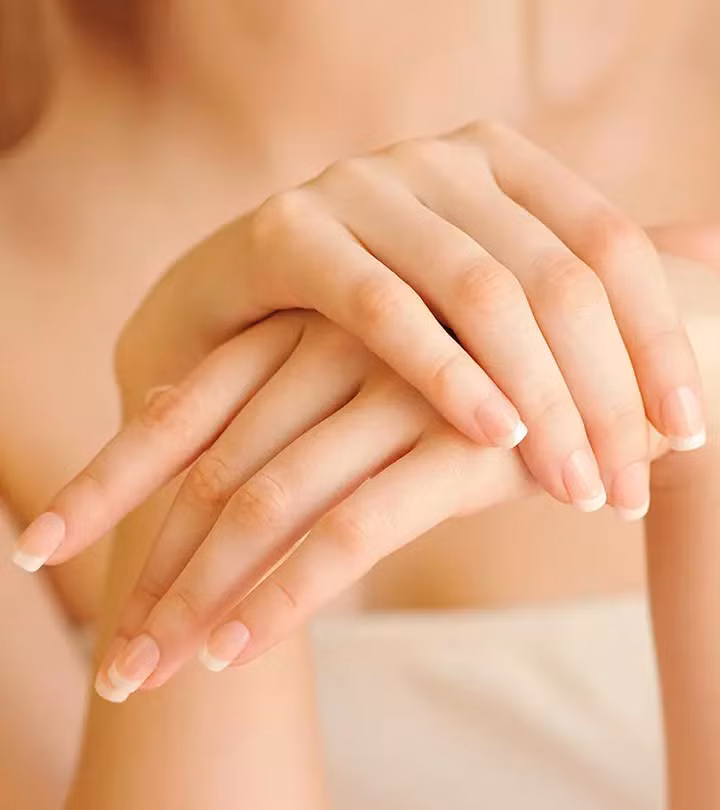 Mát-xa tay vào ban đêm trong ít nhất năm phút để dưỡng chất thấm sâu vào da tay. (Ảnh: ITN) Mát-xa tay vào ban đêm trong ít nhất năm phút để dưỡng chất thấm sâu vào da tay. (Ảnh: ITN)