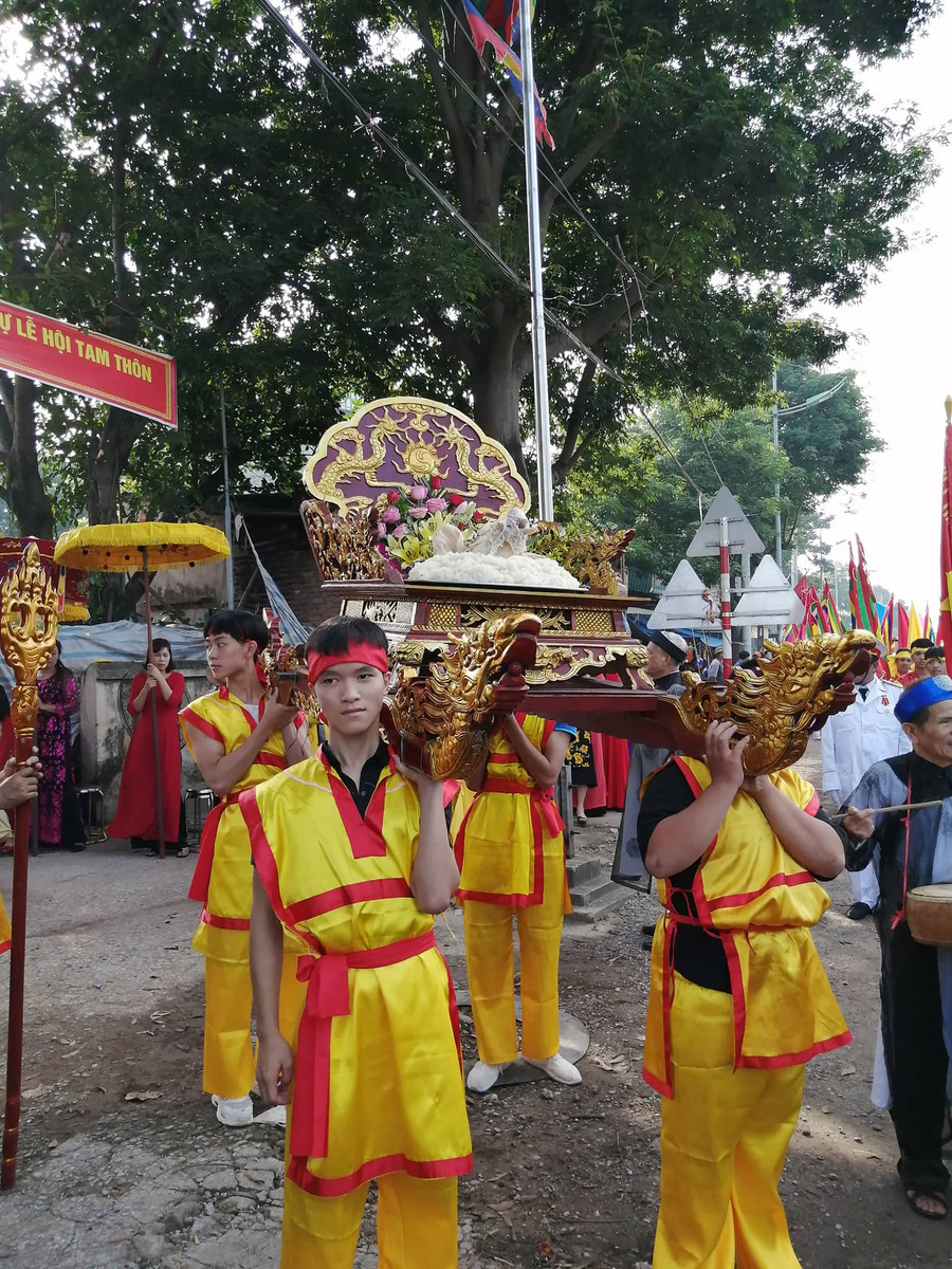 Trai đinh tam thôn rước kiệu tại lễ dâng hương. Ảnh: CTV Trai đinh tam thôn rước kiệu tại lễ dâng hương. Ảnh: CTV