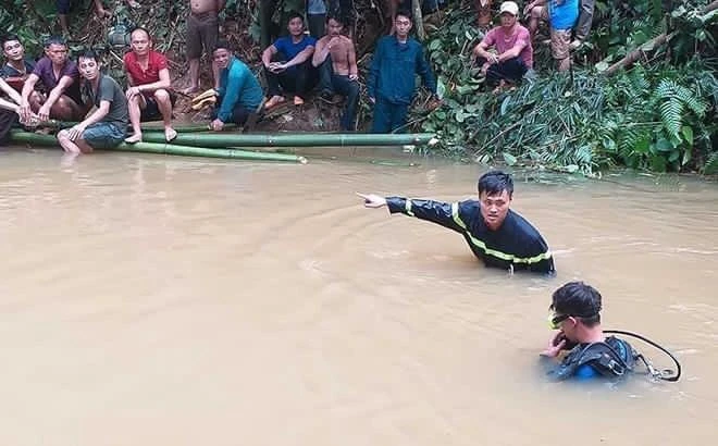 Lực lượng chức năng tìm kiếm nạn nhân.