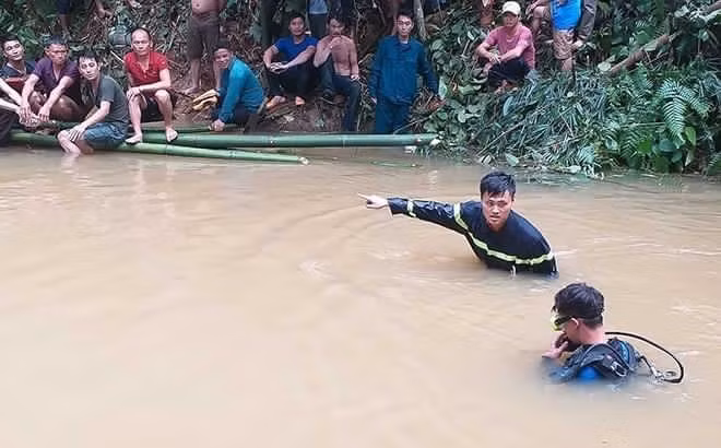 Lực lượng chức năng tìm kiếm nạn nhân.