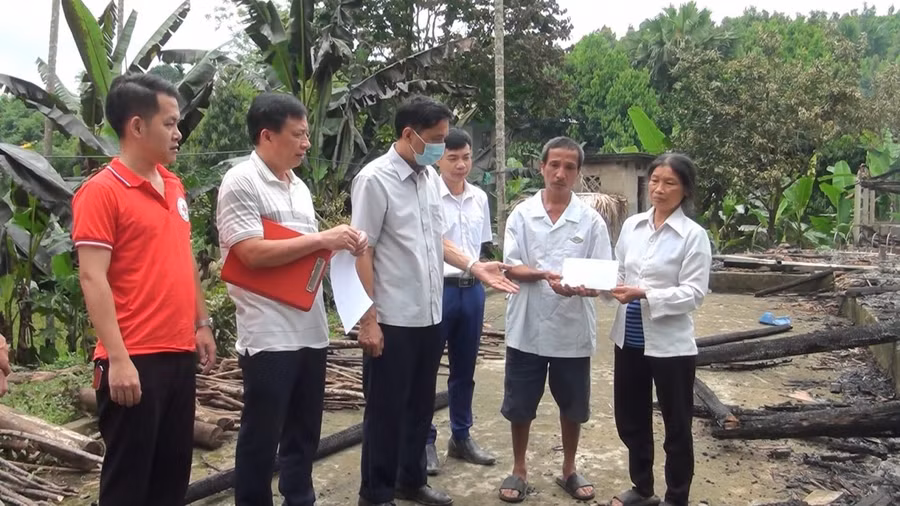 Chính quyền địa phương đến thăm hỏi gia đình bị thiệt hại do đám cháy.