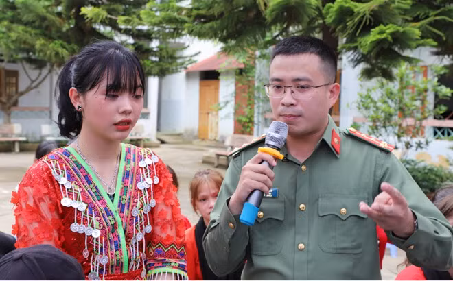 Cán bộ, chiến sỹ Công an tỉnh Yên Bái tuyên truyền pháp luật.