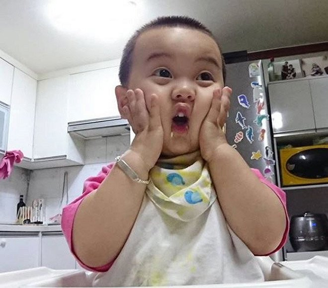 Bé trai gây sốt với hàng nghìn biểu cảm dễ thương, ai xem cũng phải bật cười ảnh 10 be trai gay sot voi hang nghin bieu cam de thuong, ai xem cung khong nhin duoc cuoi - 12