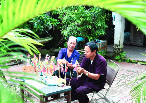 Vợ chồng ông Đào Văn Lũy cùng nhau tạo ra những sản phẩm đẹp, có hồn. Vợ chồng ông Đào Văn Lũy cùng nhau tạo ra những sản phẩm đẹp, có hồn.