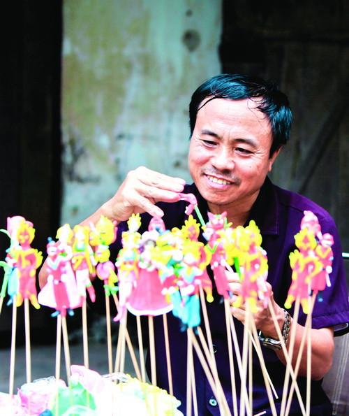 Khó khăn đó, nhưng ông Đào Văn Lũy (làng nghề Xuân La, xã Phượng Dực ) đã 10 năm vào Nam ra Bắc, rong ruổi trong các phiên chợ quê, các làng xóm, phố phường vẫn bình lặng thổi hồn vào những con giống tò he để lưu giữ một nét văn hóa của dân tộc. Khó khăn đó, nhưng ông Đào Văn Lũy (làng nghề Xuân La, xã Phượng Dực ) đã 10 năm vào Nam ra Bắc, rong ruổi trong các phiên chợ quê, các làng xóm, phố phường vẫn bình lặng thổi hồn vào những con giống tò he để lưu giữ một nét văn hóa của dân tộc.