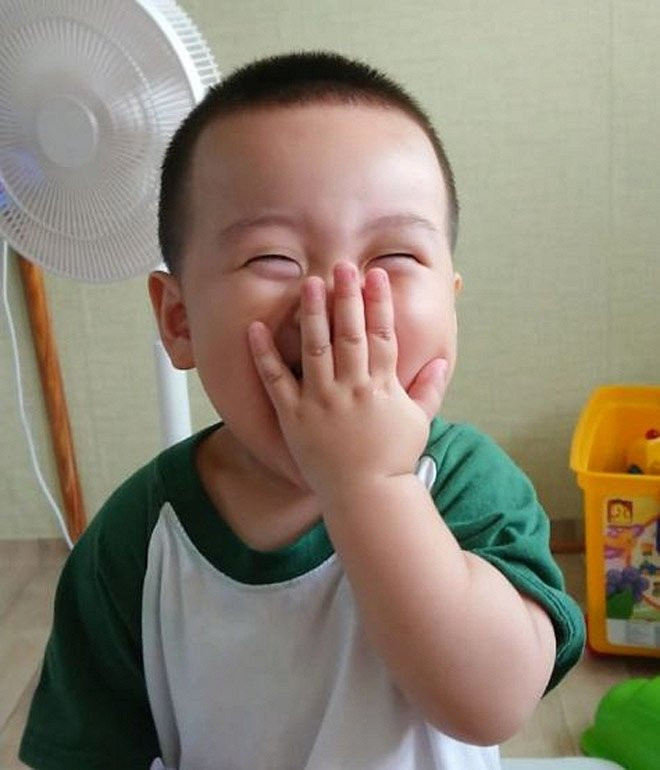 Bé trai gây sốt với hàng nghìn biểu cảm dễ thương, ai xem cũng phải bật cười ảnh 19 be trai gay sot voi hang nghin bieu cam de thuong, ai xem cung khong nhin duoc cuoi - 21