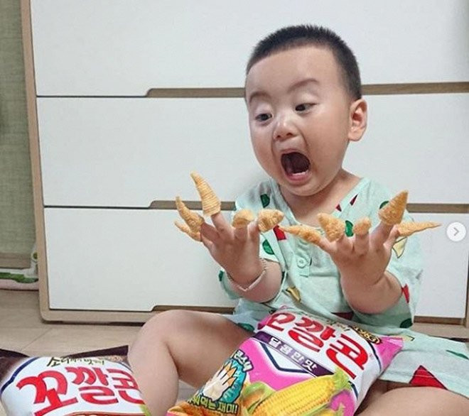 Bé trai gây sốt với hàng nghìn biểu cảm dễ thương, ai xem cũng phải bật cười ảnh 15 be trai gay sot voi hang nghin bieu cam de thuong, ai xem cung khong nhin duoc cuoi - 17