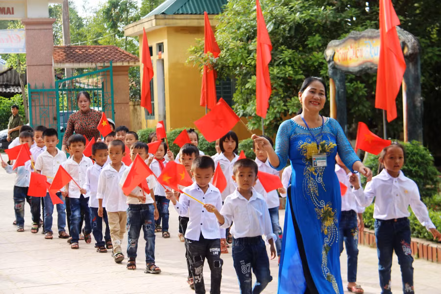 Khai giảng muộn tại vùng lũ. Ảnh: Trương Hoa.