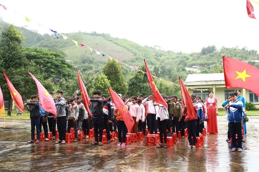 Cờ đỏ sao vàng bay phấp phới trong ngày khai giảng ở huyện mờ sương.