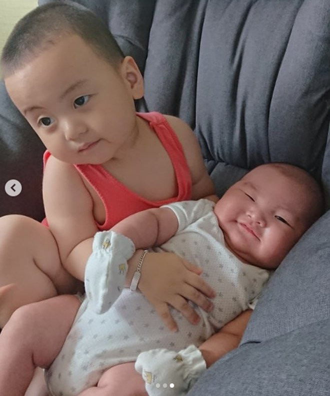Bé trai gây sốt với hàng nghìn biểu cảm dễ thương, ai xem cũng phải bật cười ảnh 5 be trai gay sot voi hang nghin bieu cam de thuong, ai xem cung khong nhin duoc cuoi - 7