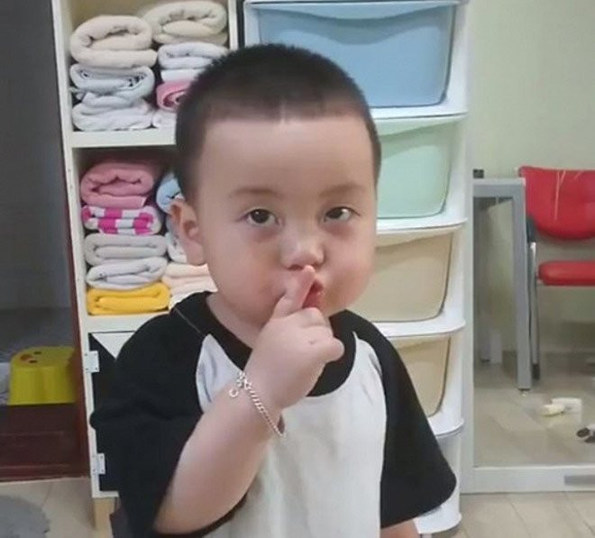 Bé trai gây sốt với hàng nghìn biểu cảm dễ thương, ai xem cũng phải bật cười ảnh 16 be trai gay sot voi hang nghin bieu cam de thuong, ai xem cung khong nhin duoc cuoi - 18