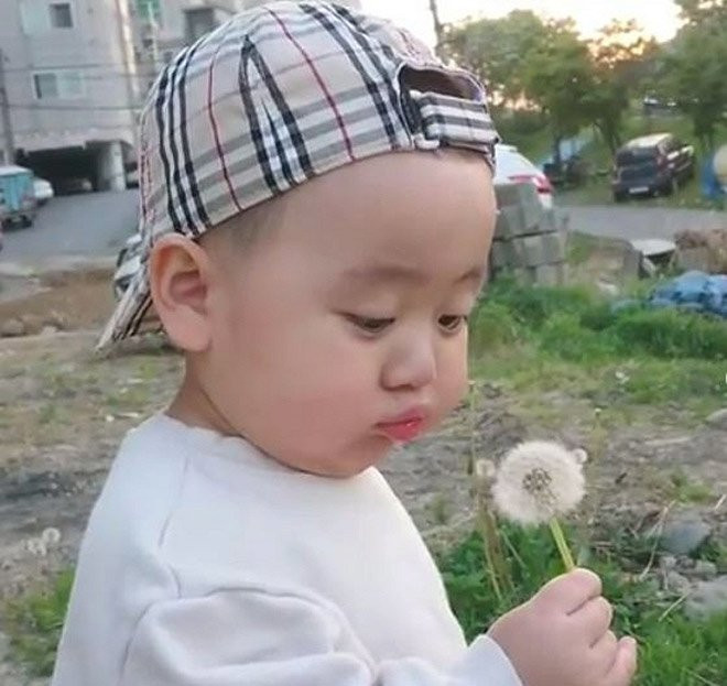 Bé trai gây sốt với hàng nghìn biểu cảm dễ thương, ai xem cũng phải bật cười ảnh 14 be trai gay sot voi hang nghin bieu cam de thuong, ai xem cung khong nhin duoc cuoi - 16