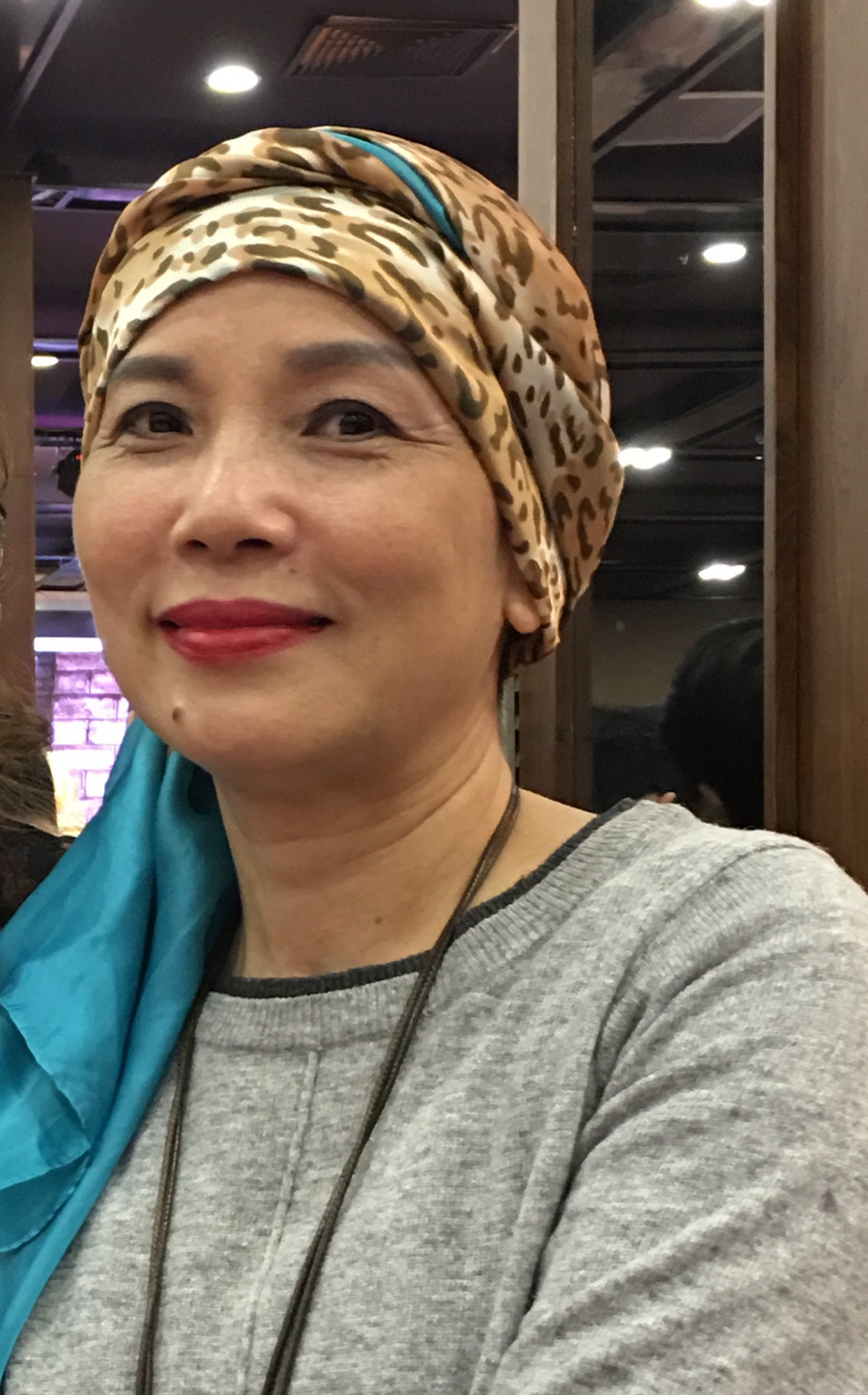 Quấn khăn lên đầu, cố NSƯT Phương Nhi quên nỗi đau bệnh ung thư để trở lại sàn diễn. Ảnh: PN.