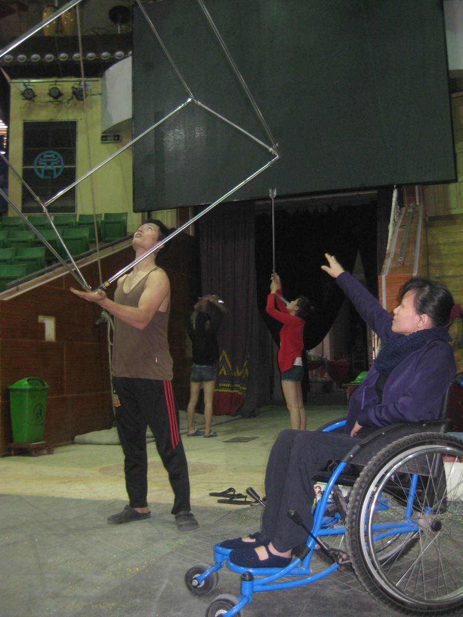 NSƯT Tuyết Hoàn ngồi xe lăn hướng dẫn học trò tập luyện. Ảnh: Binh Thanh