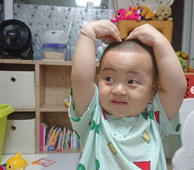Bé trai gây sốt với hàng nghìn biểu cảm dễ thương, ai xem cũng phải bật cười ảnh 13 be trai gay sot voi hang nghin bieu cam de thuong, ai xem cung khong nhin duoc cuoi - 15