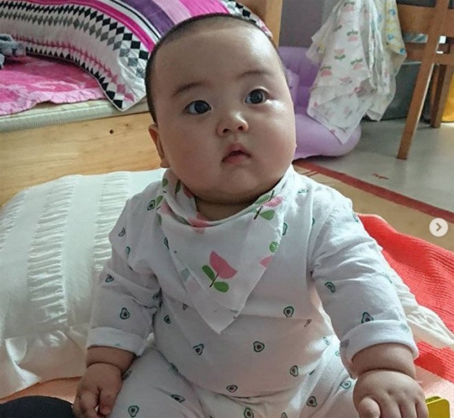 Bé trai gây sốt với hàng nghìn biểu cảm dễ thương, ai xem cũng phải bật cười ảnh 11 be trai gay sot voi hang nghin bieu cam de thuong, ai xem cung khong nhin duoc cuoi - 13