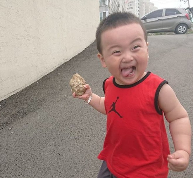 Bé trai gây sốt với hàng nghìn biểu cảm dễ thương, ai xem cũng phải bật cười ảnh 1 be trai gay sot voi hang nghin bieu cam de thuong, ai xem cung khong nhin duoc cuoi - 3