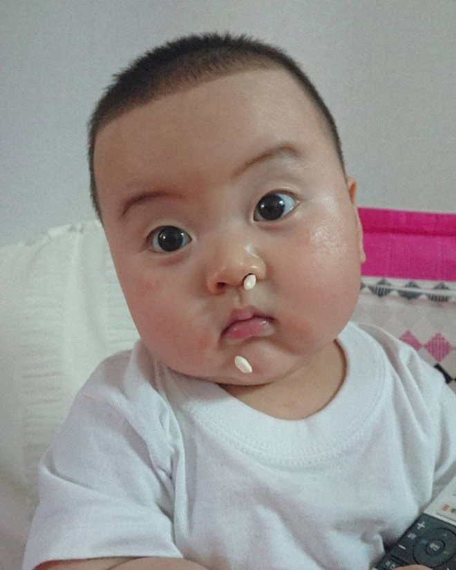 Bé trai gây sốt với hàng nghìn biểu cảm dễ thương, ai xem cũng phải bật cười ảnh 8 be trai gay sot voi hang nghin bieu cam de thuong, ai xem cung khong nhin duoc cuoi - 10