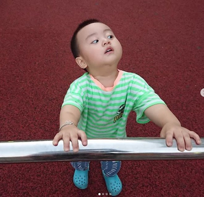 Bé trai gây sốt với hàng nghìn biểu cảm dễ thương, ai xem cũng phải bật cười ảnh 9 be trai gay sot voi hang nghin bieu cam de thuong, ai xem cung khong nhin duoc cuoi - 11