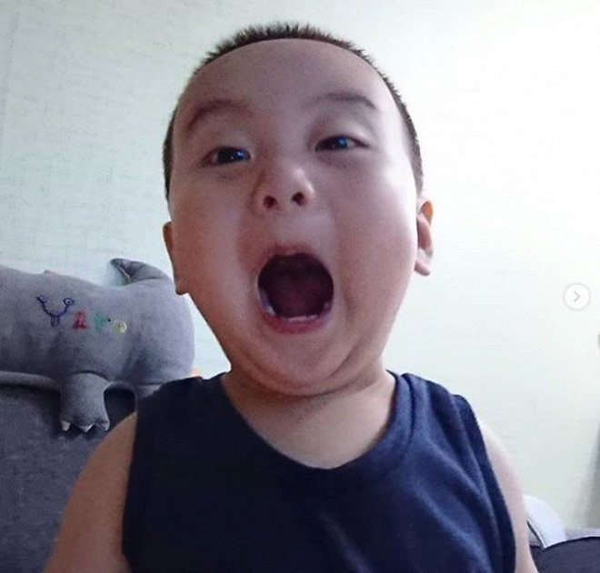 Bé trai gây sốt với hàng nghìn biểu cảm dễ thương, ai xem cũng phải bật cười ảnh 12 be trai gay sot voi hang nghin bieu cam de thuong, ai xem cung khong nhin duoc cuoi - 14