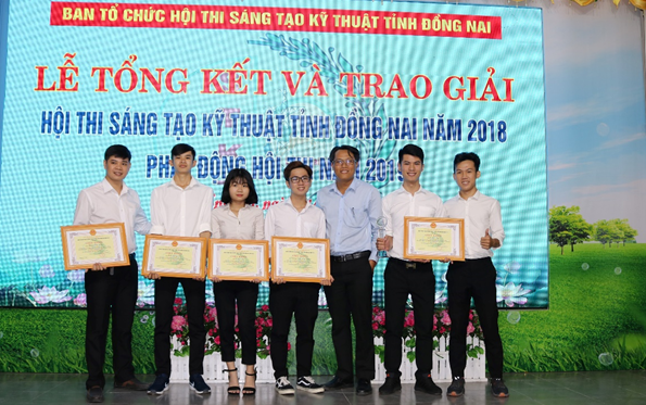 Nhóm tác giả giải pháp Nghiên cứu thiết kế và chế tạo máy dán keo tự động của Khoa Cơ điện – Điện tử, ĐH Lạc Hồng nhận giải thưởng tại Hội thi sáng tạo KHKT Đồng Nai 2019 Nhóm tác giả giải pháp Nghiên cứu thiết kế và chế tạo máy dán keo tự động của Khoa Cơ điện – Điện tử, ĐH Lạc Hồng nhận giải thưởng tại Hội thi sáng tạo KHKT Đồng Nai 2019