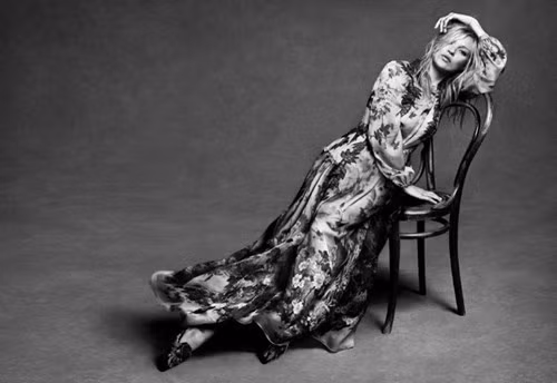 Kate Moss trở lại ấn tượng trong bộ ảnh đen trắng - ảnh 7