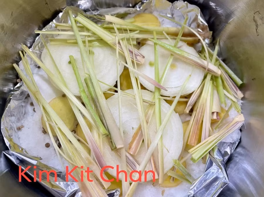 Cách làm gà ủ muối tiêu da giòn sần sật, thơm ngon ảnh 1