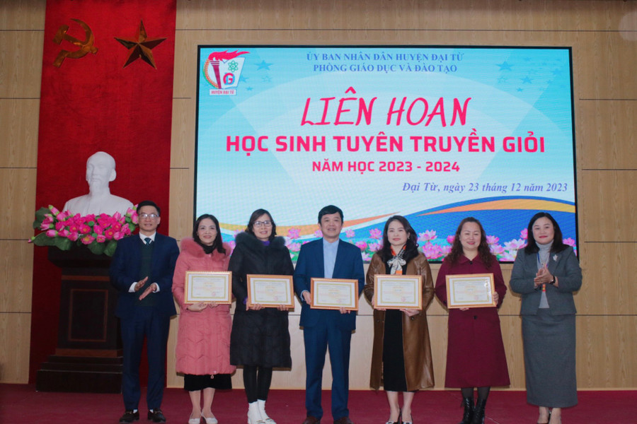 Cũng trong khuôn khổ chương trình, Ban Tổ chức đã trao giải cho các thí sinh, các cụm thi đua tham gia cuộc thi sáng tác tranh tuyên truyền, cổ động chào mừng huyện Đại Từ về đích nông thôn mới năm 2023.