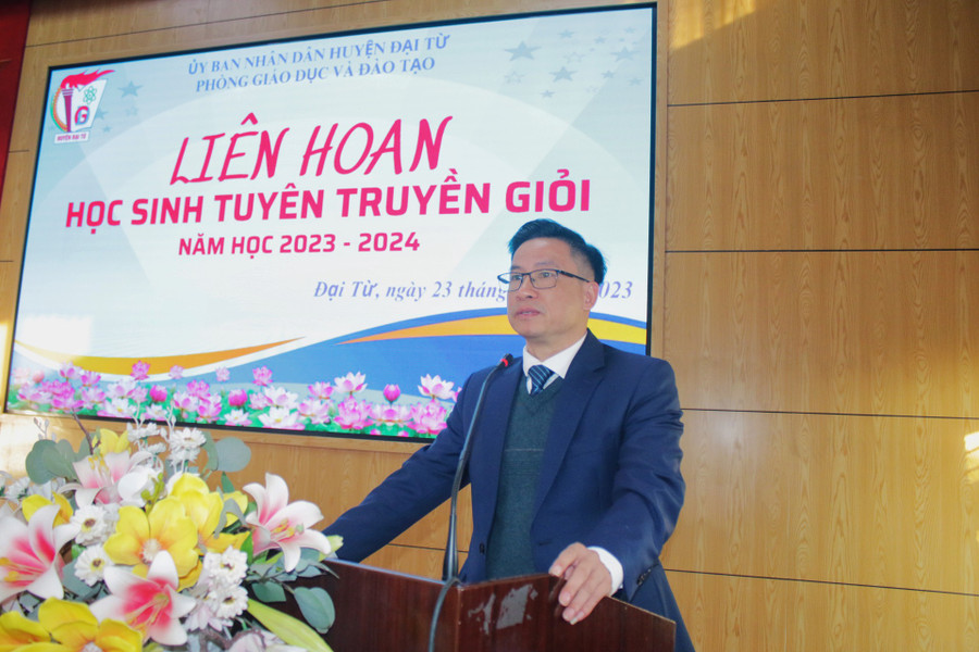 Ông Nguyễn Ngọc Hưng, Trưởng phòng GD&amp;ĐT, Trưởng ban tổ chức phát biểu khai mạc Liên hoan.