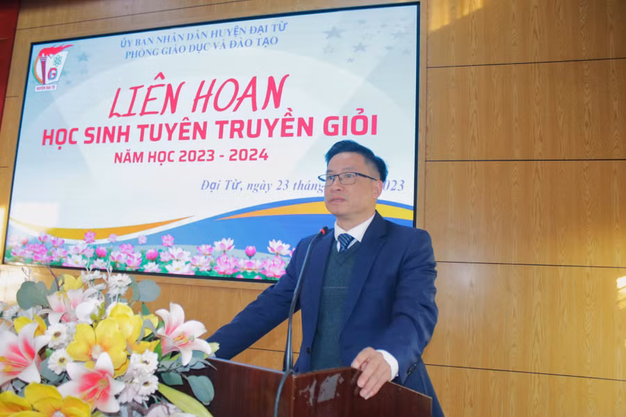 Ông Nguyễn Ngọc Hưng, Trưởng phòng GD&amp;ĐT, Trưởng ban tổ chức phát biểu khai mạc Liên hoan.