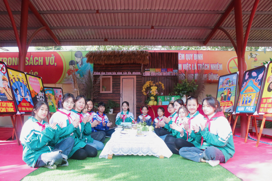 Không gian trưng bày tranh của các em học sinh cụm thi đua số 3.