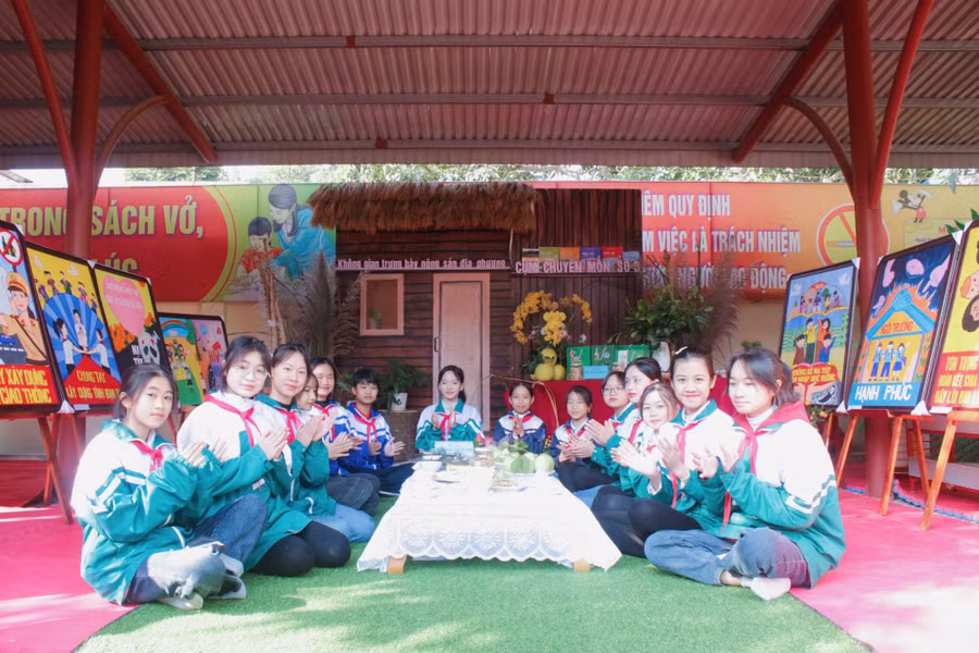 Không gian trưng bày tranh của các em học sinh cụm thi đua số 3.